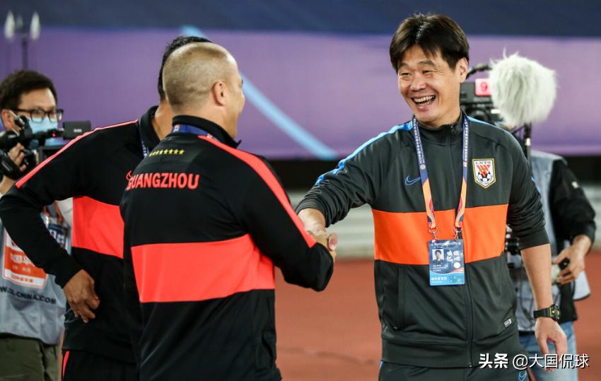 艾克森离开中国，李霄鹏突然做出反转决定，李铁脸色挂不住了