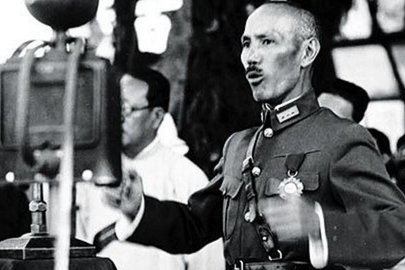 1955年十大元帅授衔，蒋介石指着陈毅对宋美龄说：这个人太厉害了