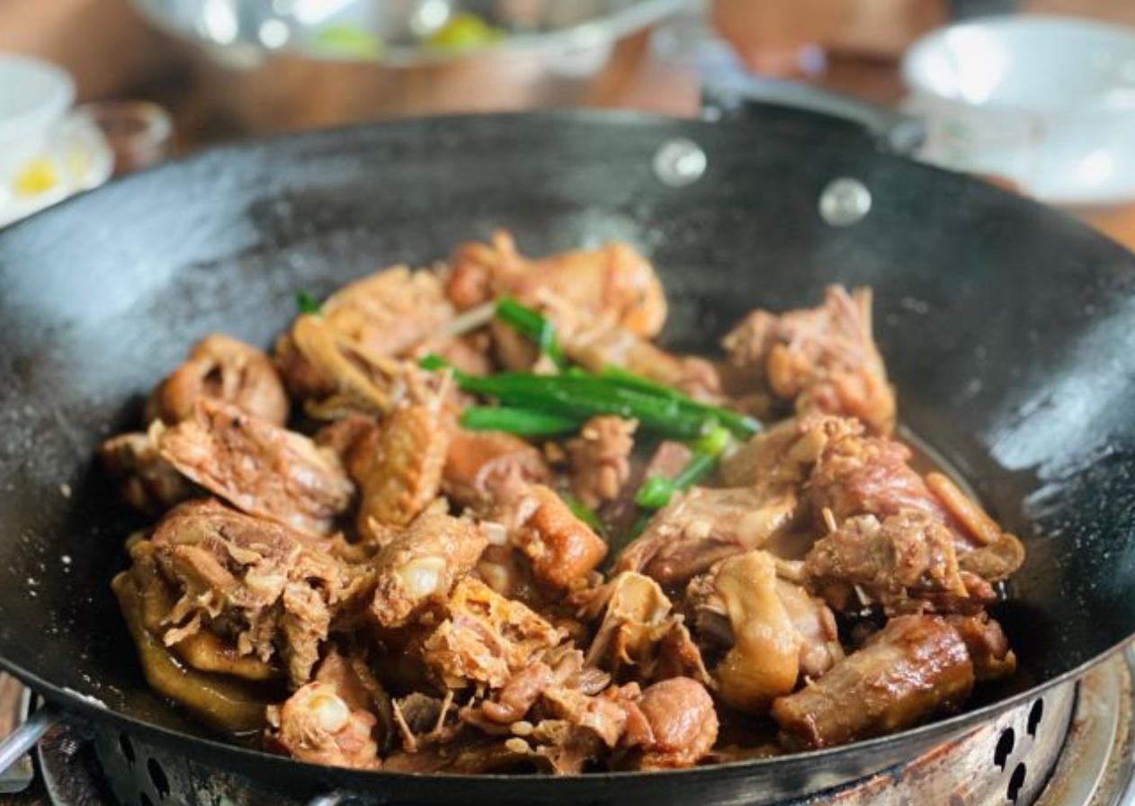 广东藏菜市场里的大排档，一滴水不放靠米酒焖熟，每桌都像火焰山