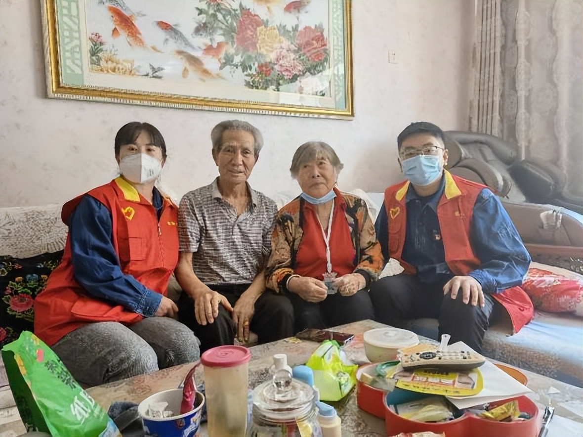 供电公司开展重阳节慰问,供电所慰问孤寡老人温情传递爱心