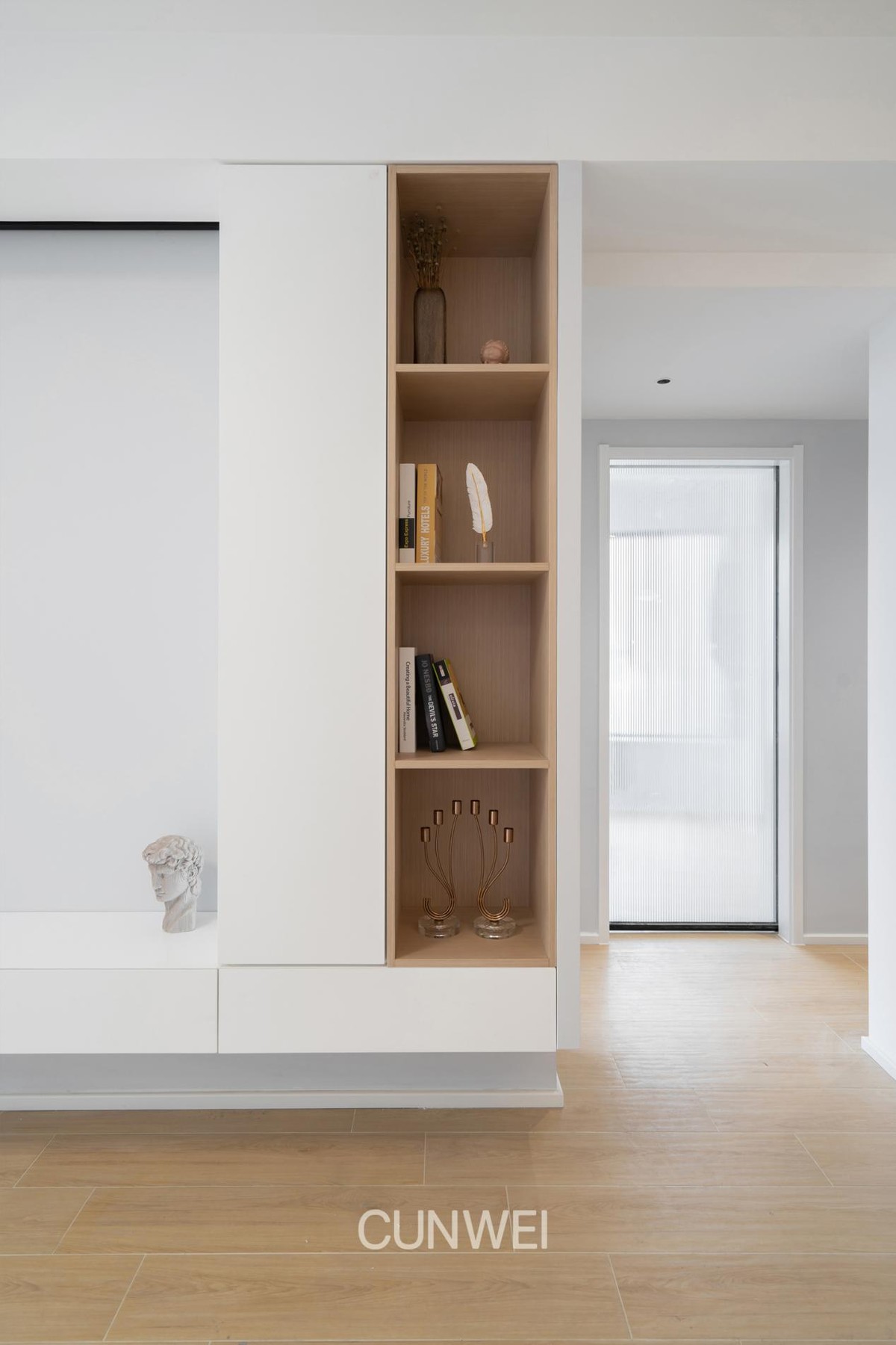 与其做满墙电视柜，不如留40㎝做书架，一柜两用，教科书级模板