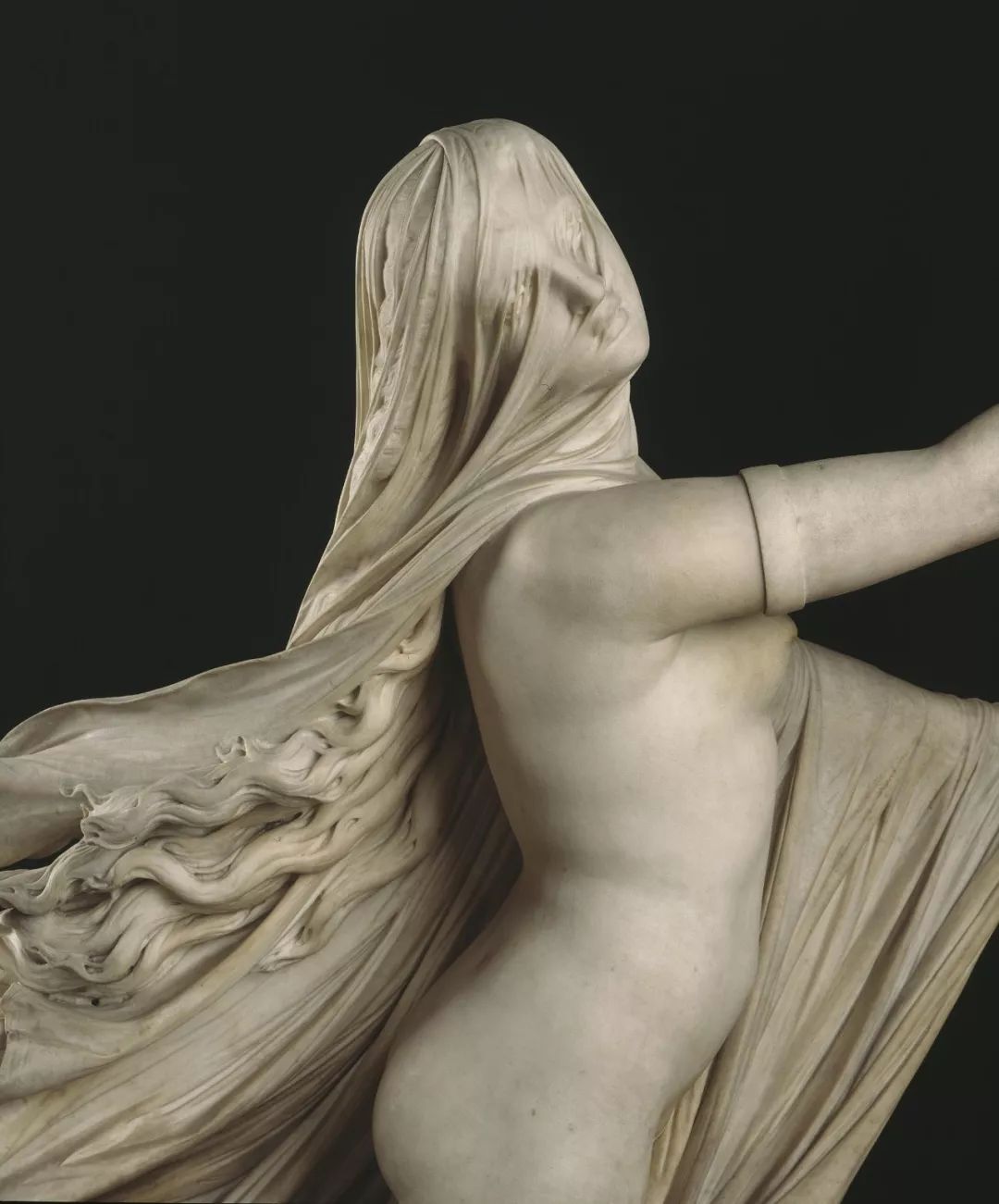 面纱掩盖着的是一个少女的贞洁，也是整个帝国的命运