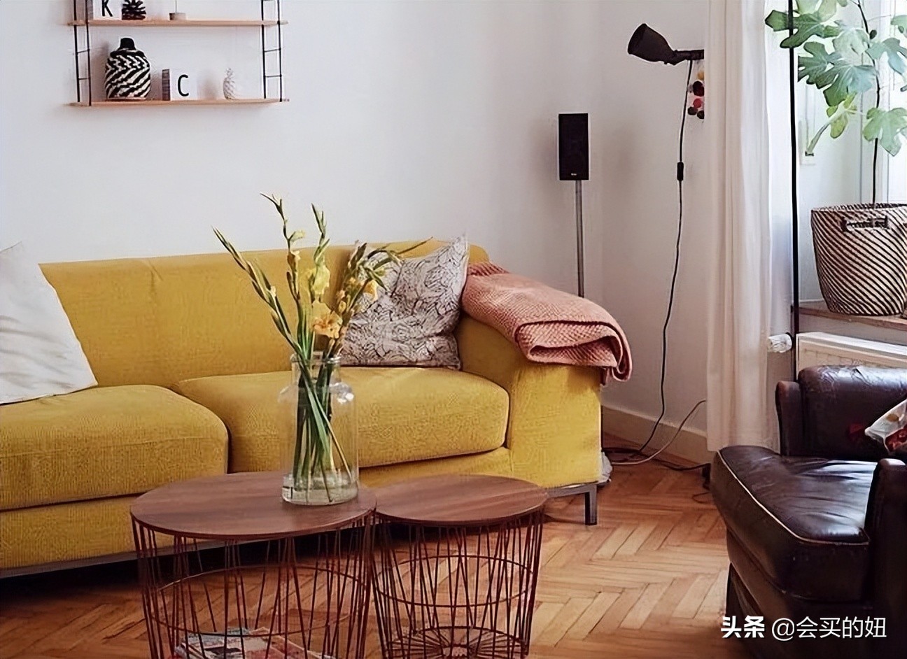 黑白灰现代简约风格客厅沙发颜色,墙漆是蓝色选什么颜色的皮质沙发