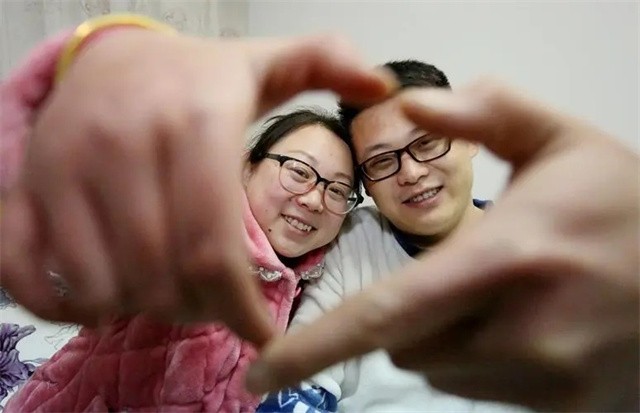 女友成植物人医生劝放弃，农村小伙呵护10多年，如今决定领养孩子