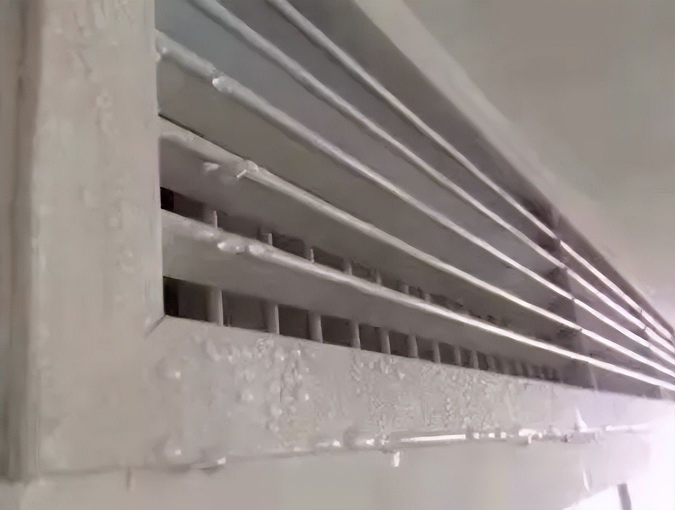 美的空调制热室外机漏水怎么解决,空调制热外机底部漏水水管不流水