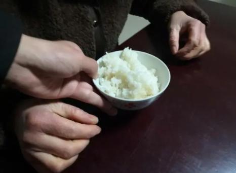 11岁的女孩被人贩子拐走,12岁女孩被人贩子拐走该怎么逃走