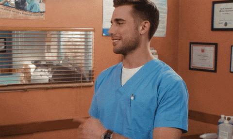 身体不舒服到医院怎么跟医生说,生病看医生的英语对话