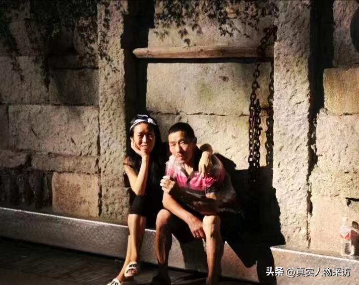 我,离异后摆地摊还债,意外被小15岁小伙追求,开启人生第二春