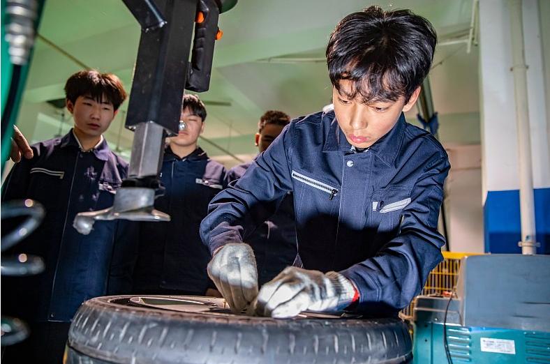 中专刚刚毕业出来想学个手艺,职校的学生醒悟了开始努力学习