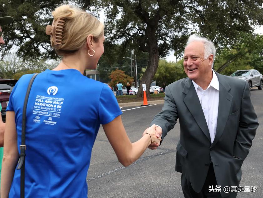 全美愤怒！得州首府越发混乱，飙车者堵路纵火，网民：都怪民主*党**