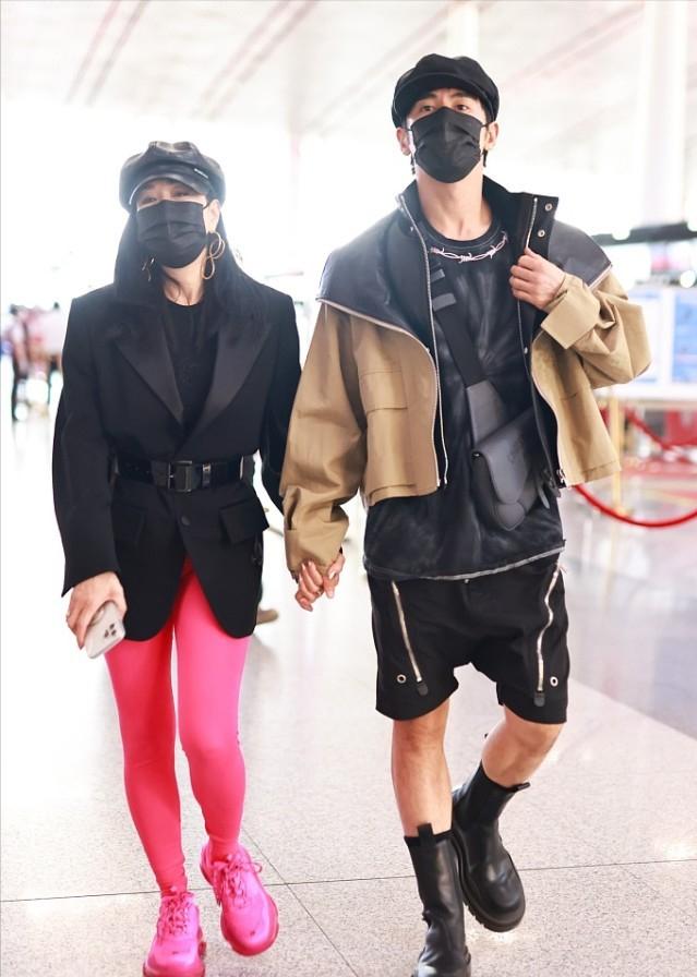 钟丽缇直播健身穿深蓝色健身衣,钟丽缇直播健身穿蓝色健身衣