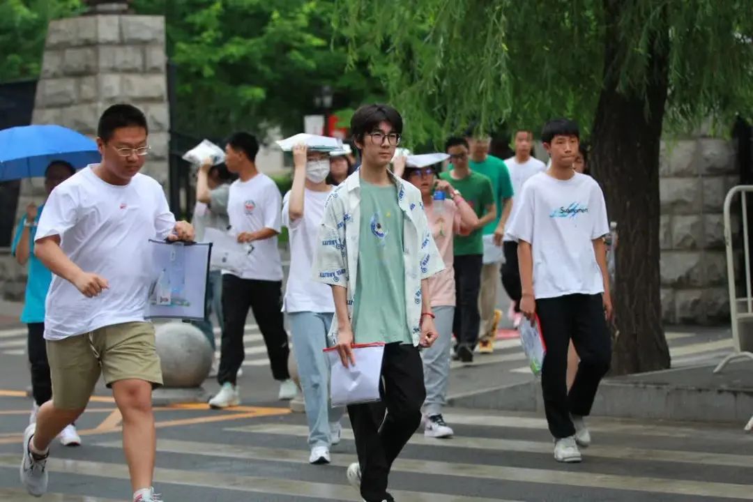 大学生就业难是个例还是普遍现象,大学生就业难是学校造成的吗