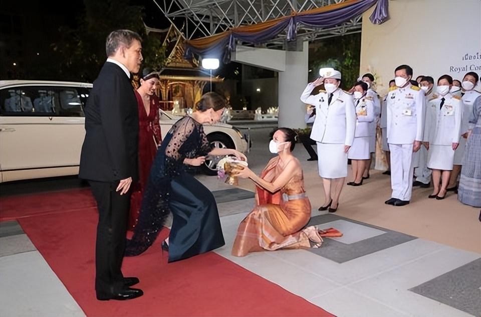 泰王屈膝礼,苏提达生日庆典