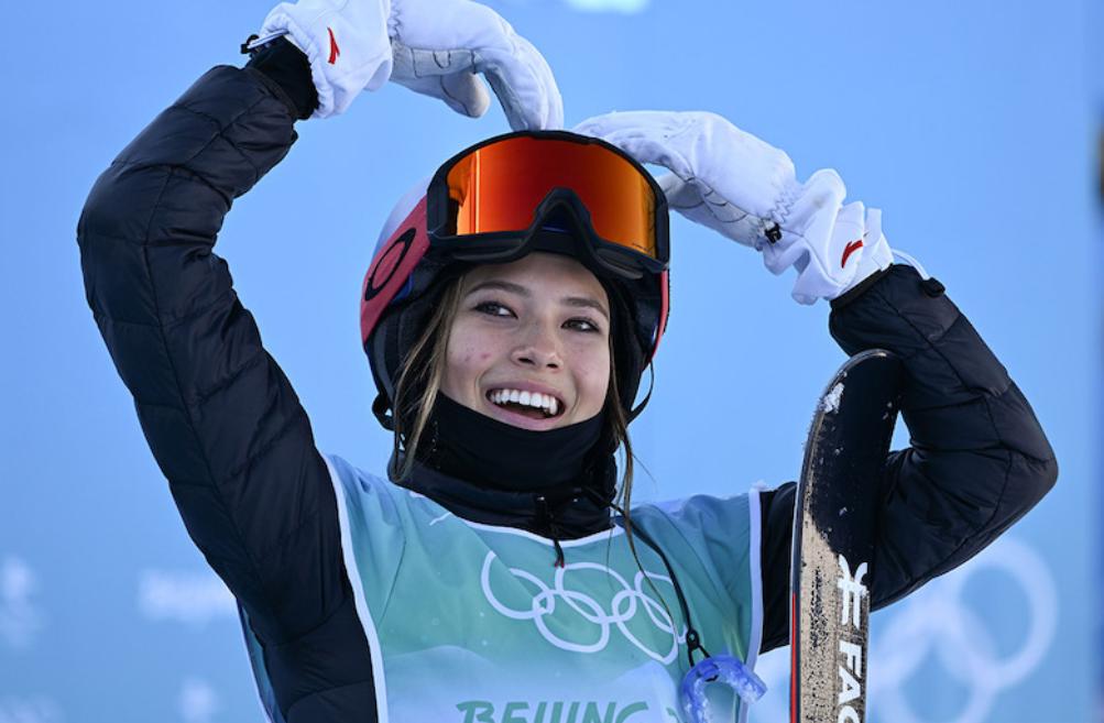 谷爱凌体坛报,带伤夺冠谷爱凌又创历史