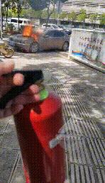 灭了火后又着火,汽车引擎盖自燃灭火器应该怎么喷