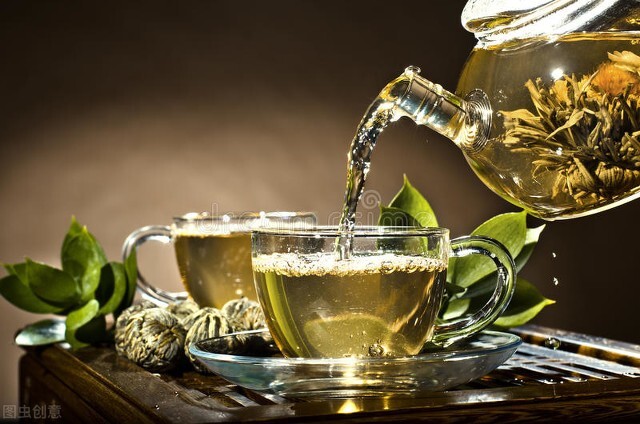 这两种茶最好别用沸水直接冲泡,泡茶先放茶还是先放水这也有讲究