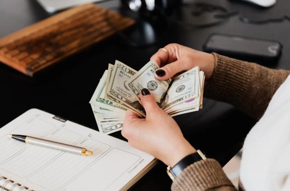 西安比亚迪女生可以应聘什么岗位,女子应聘出纳