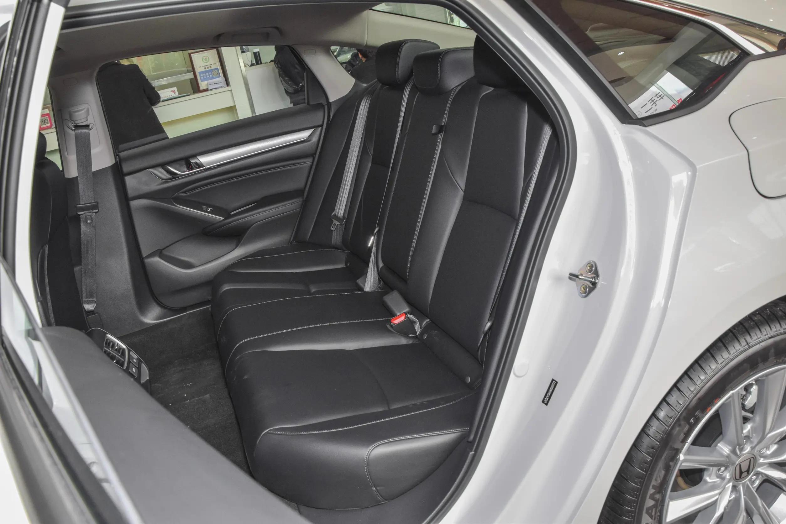 配备1.5t动力180马力,搭载1.5t发动机百公里油耗6.5l