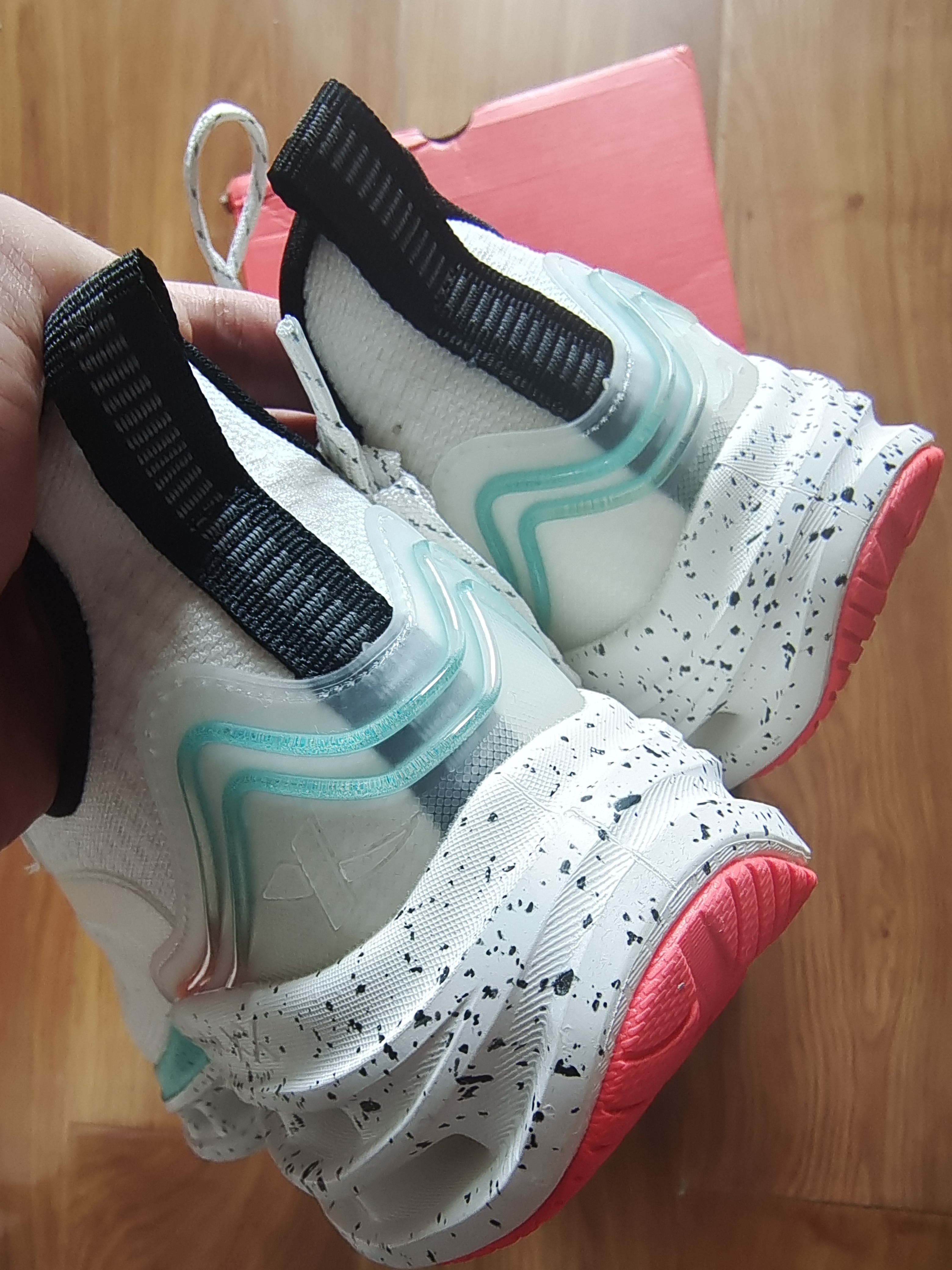 特步也崛起了！减震旋跑鞋来袭，9年结构缓震，成就夏日通勤佳品