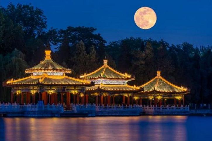 描写中秋圆月的古诗词鉴赏,中秋节的诗句有哪些描写圆月的