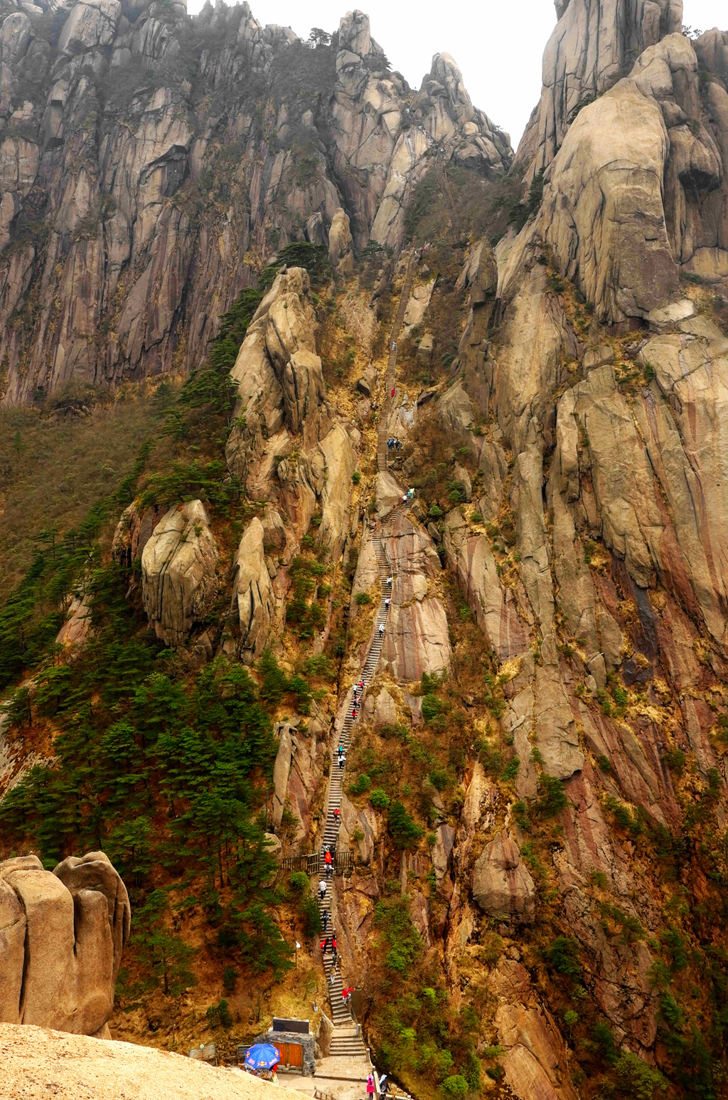 黄山天都峰会走鲫鱼背吗,黄山天都峰鲫鱼背第一视角
