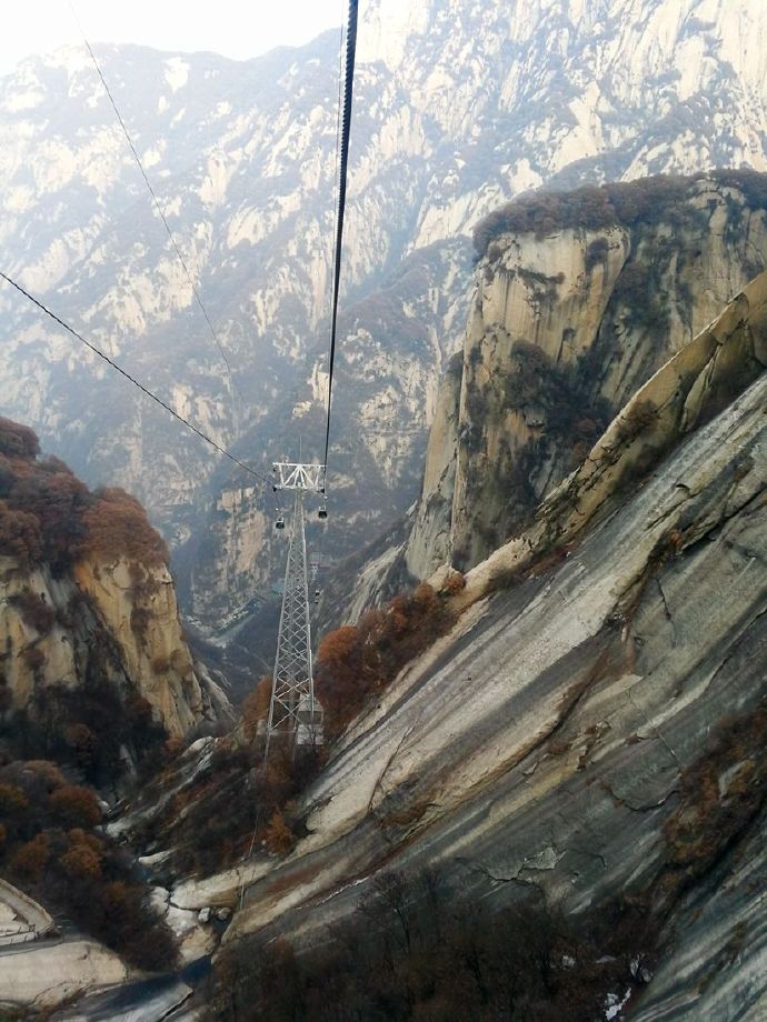 冬日里的华山银装素裹,冬日登上秦岭山脊