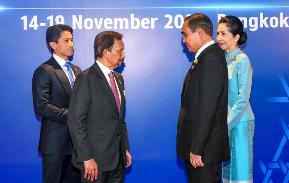 泰国第一夫人美出圈，盛装出席APEC晚宴，行屈膝时宛如童话公主