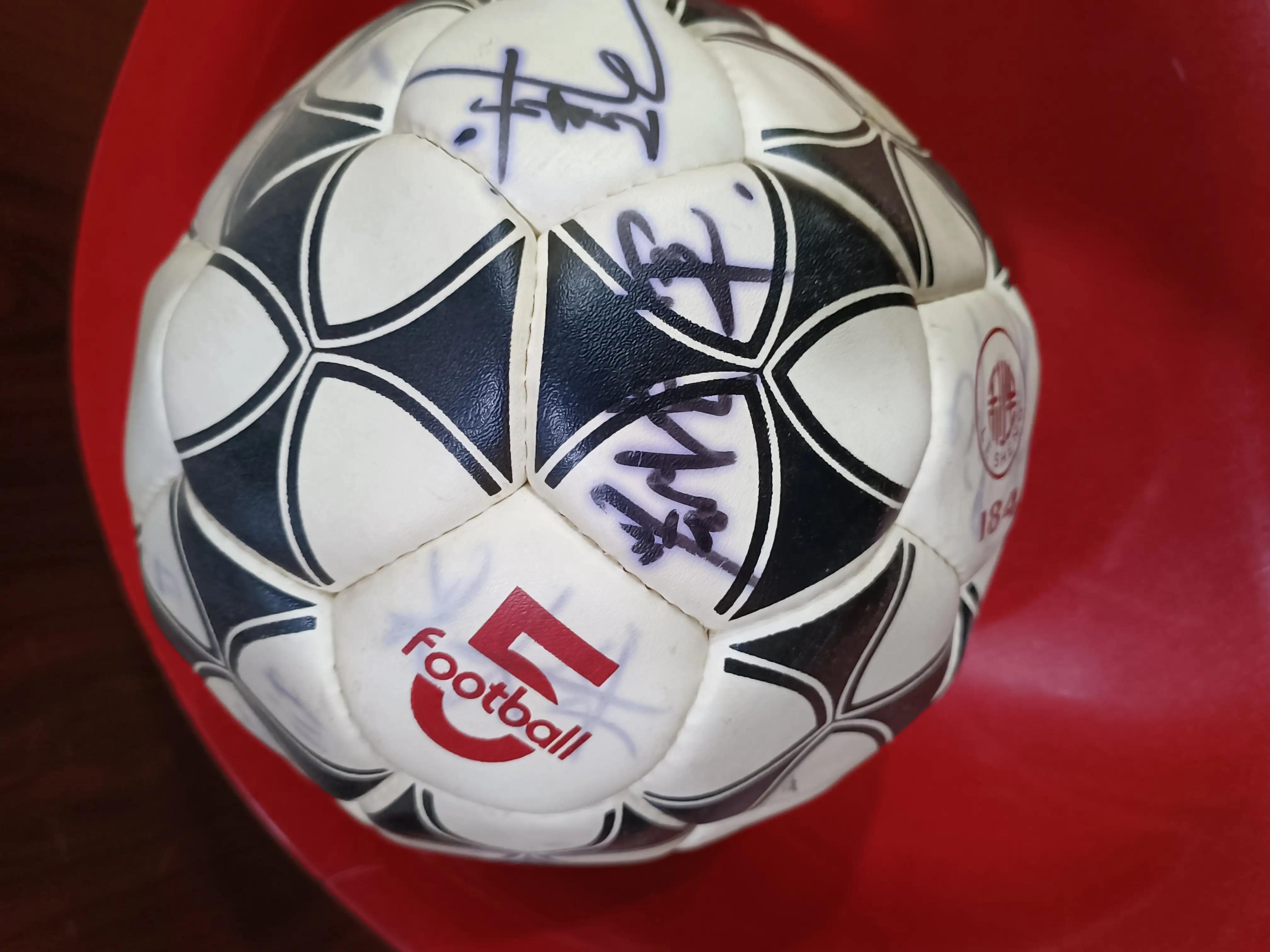 足球的签名,足球队亲笔签名球衣