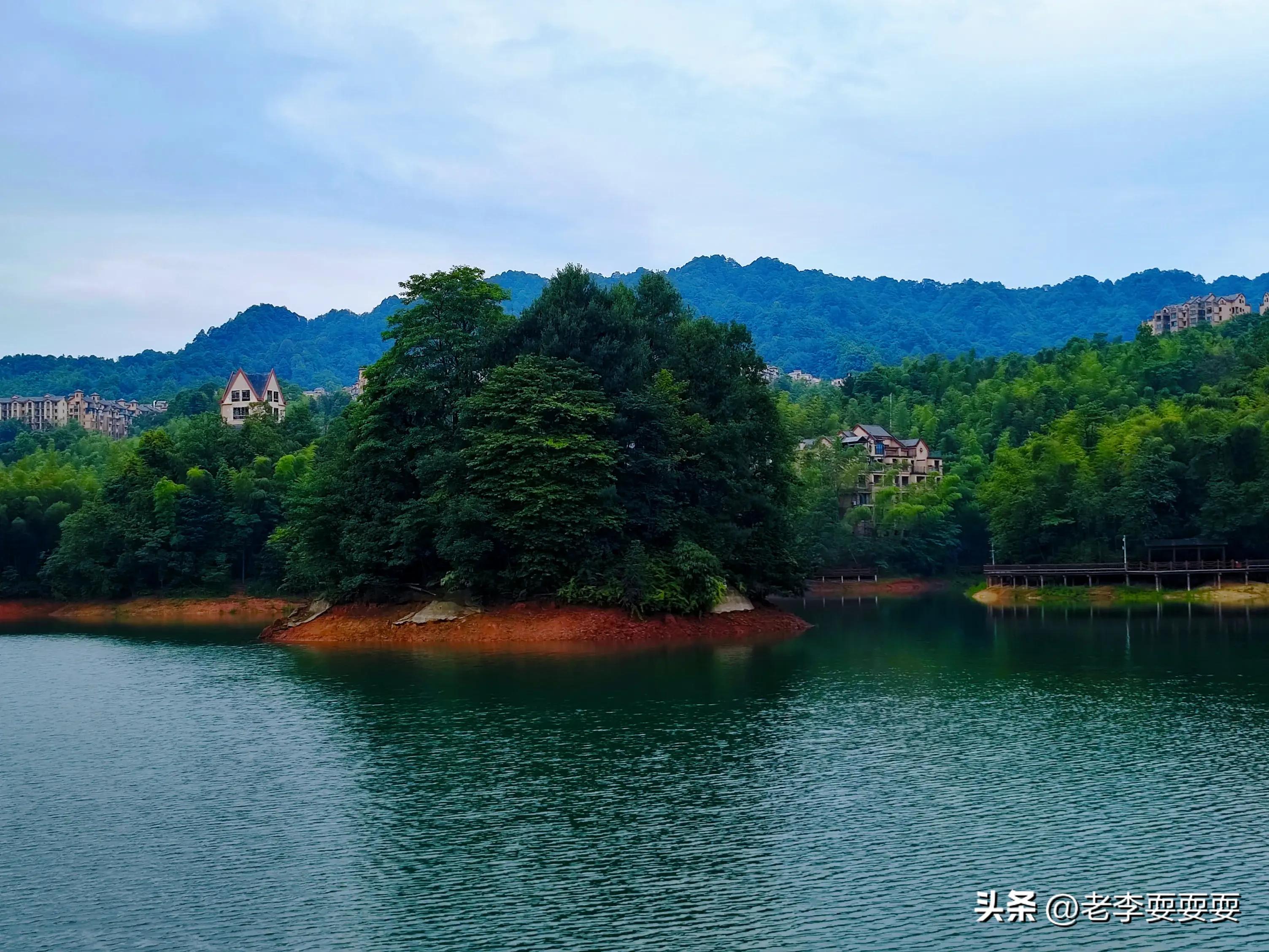 它崖、湖双拥，天然资源国内罕见，是海拔1280米之上的幸福城堡