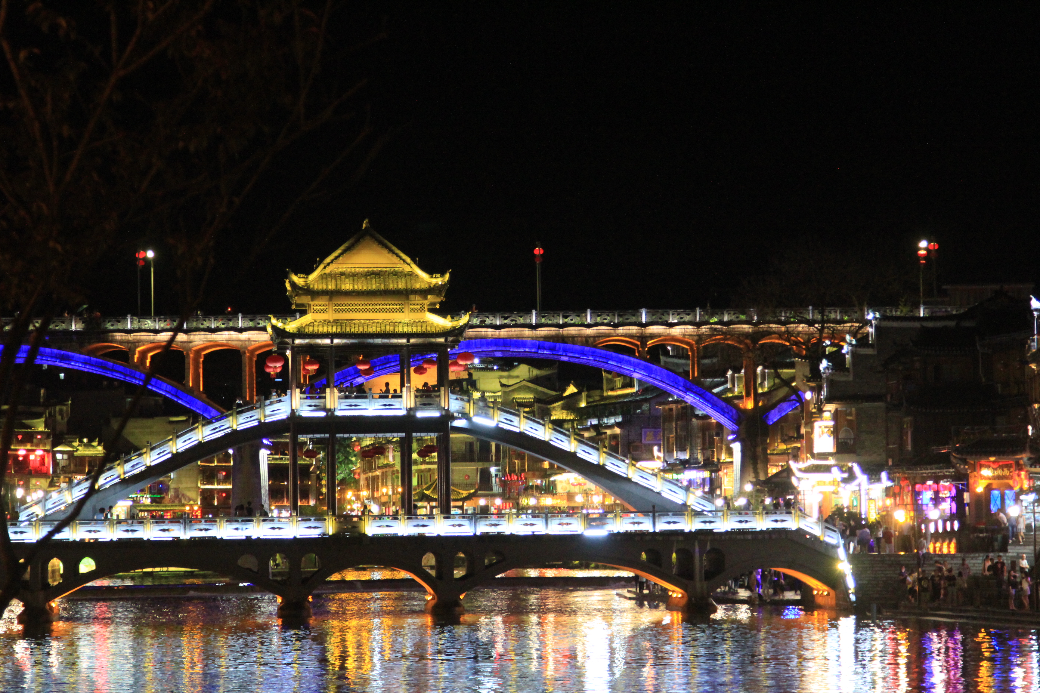 边城和凤凰古城哪个好玩,中国最美古城凤凰古城视频