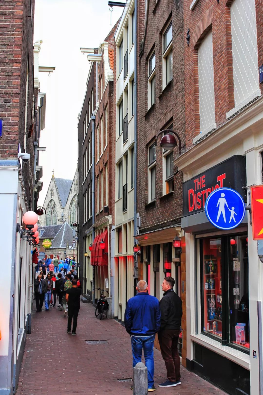 开车去欧洲第23集:在阿姆斯特丹*灯区红**,2名荷兰壮汉挑衅被我怼