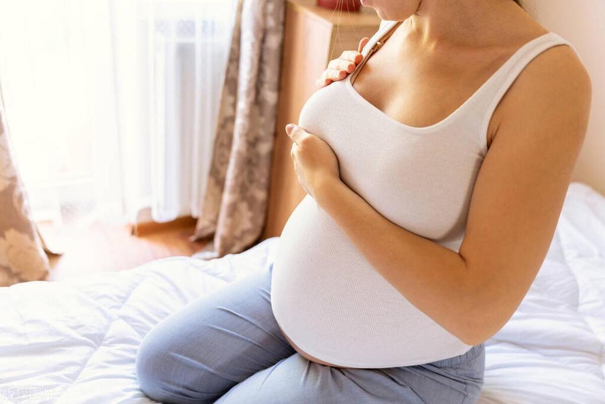 我45岁，跳广场舞邂逅了一位美女，亲密时发现她没有胸部，吓坏了