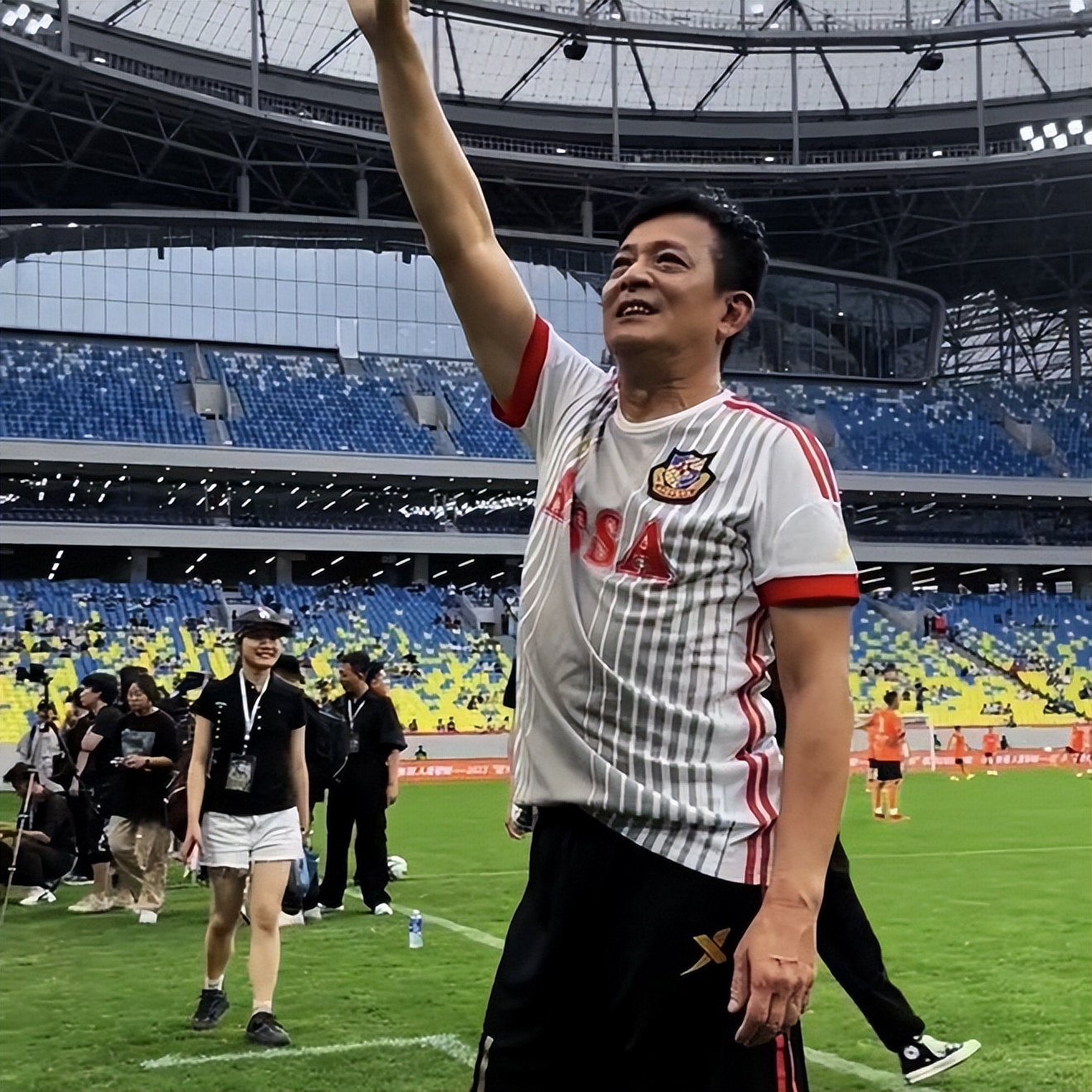 香港足球队黄日华踢人是真的吗,陈百祥对黄日华踢球看法