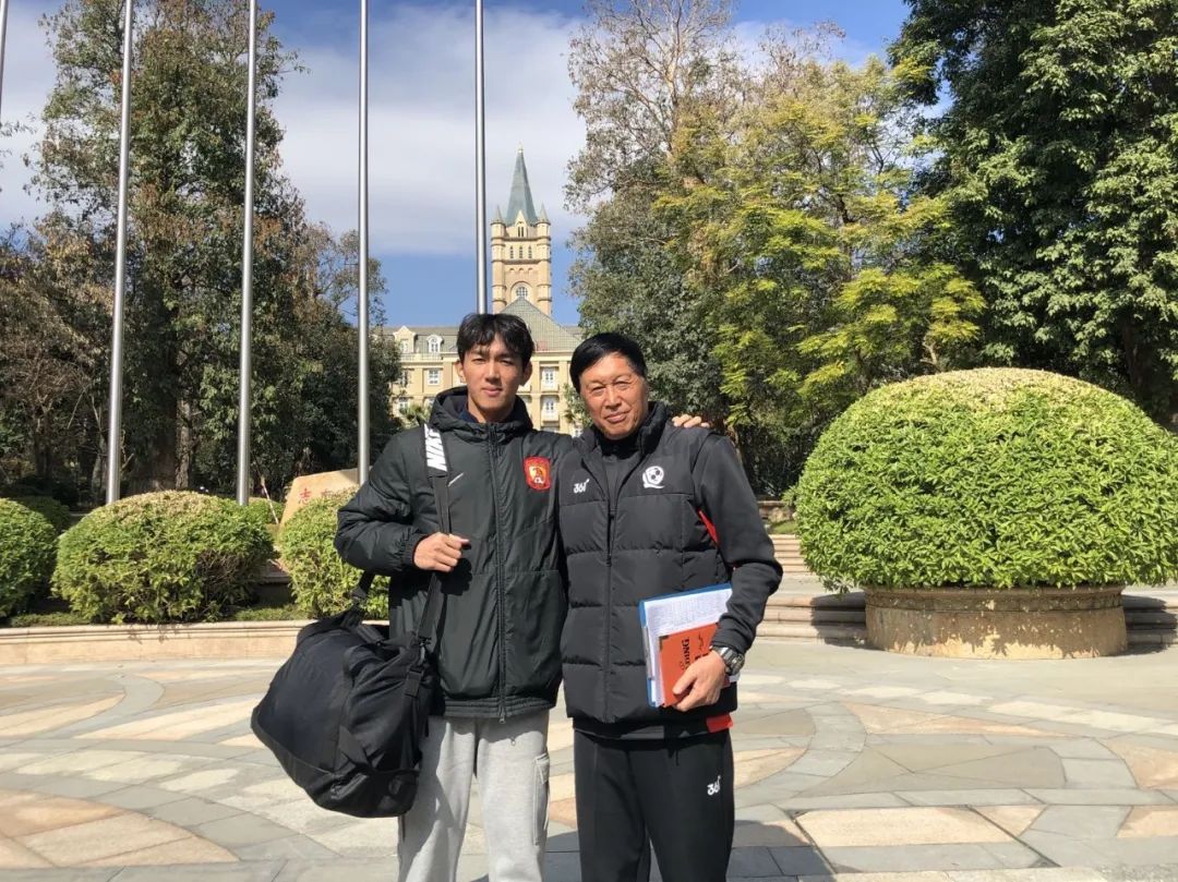 足球少年一路前行,足球少年逆风而行