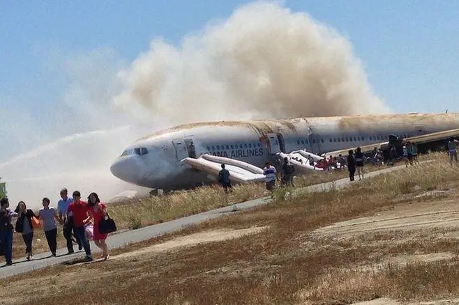 发生空难是不是航空公司违约,发生空难保险公司一般赔多少