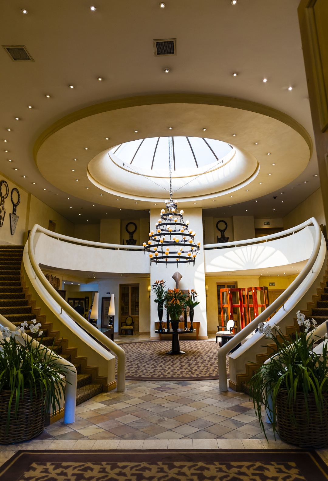 夫妻二人住酒店会被抓吗,住酒店登记身份证会核实什么