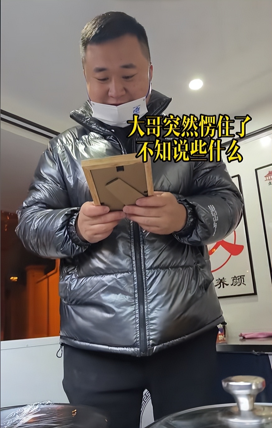 90后摆摊小伙还债,夫妻摆摊三年还债50万