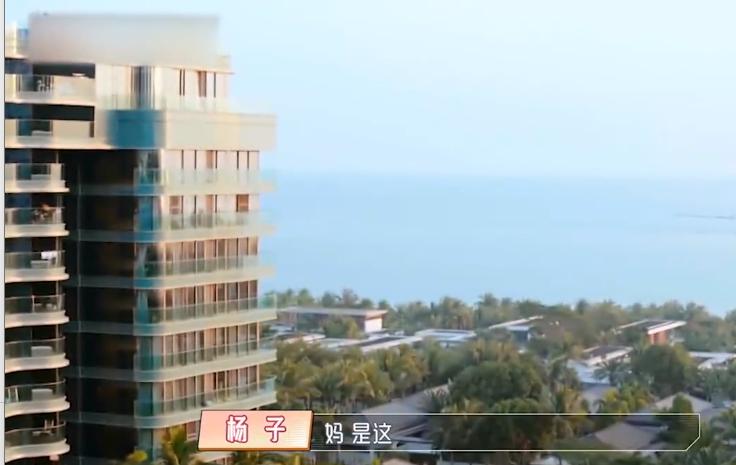 270°观海的环幕飘窗前，市南进入了海景房的新时代