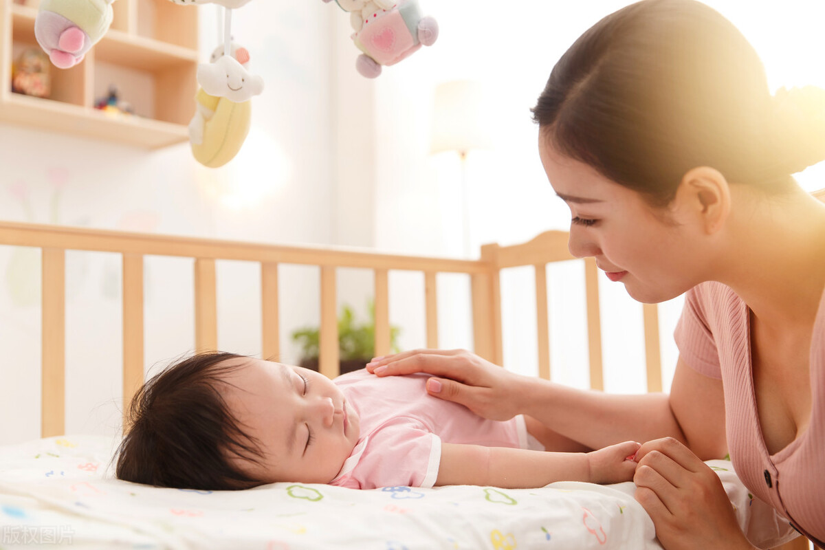 孩子喜欢抱着大人睡是什么原因,宝宝喜欢抱着睡如何纠正过来