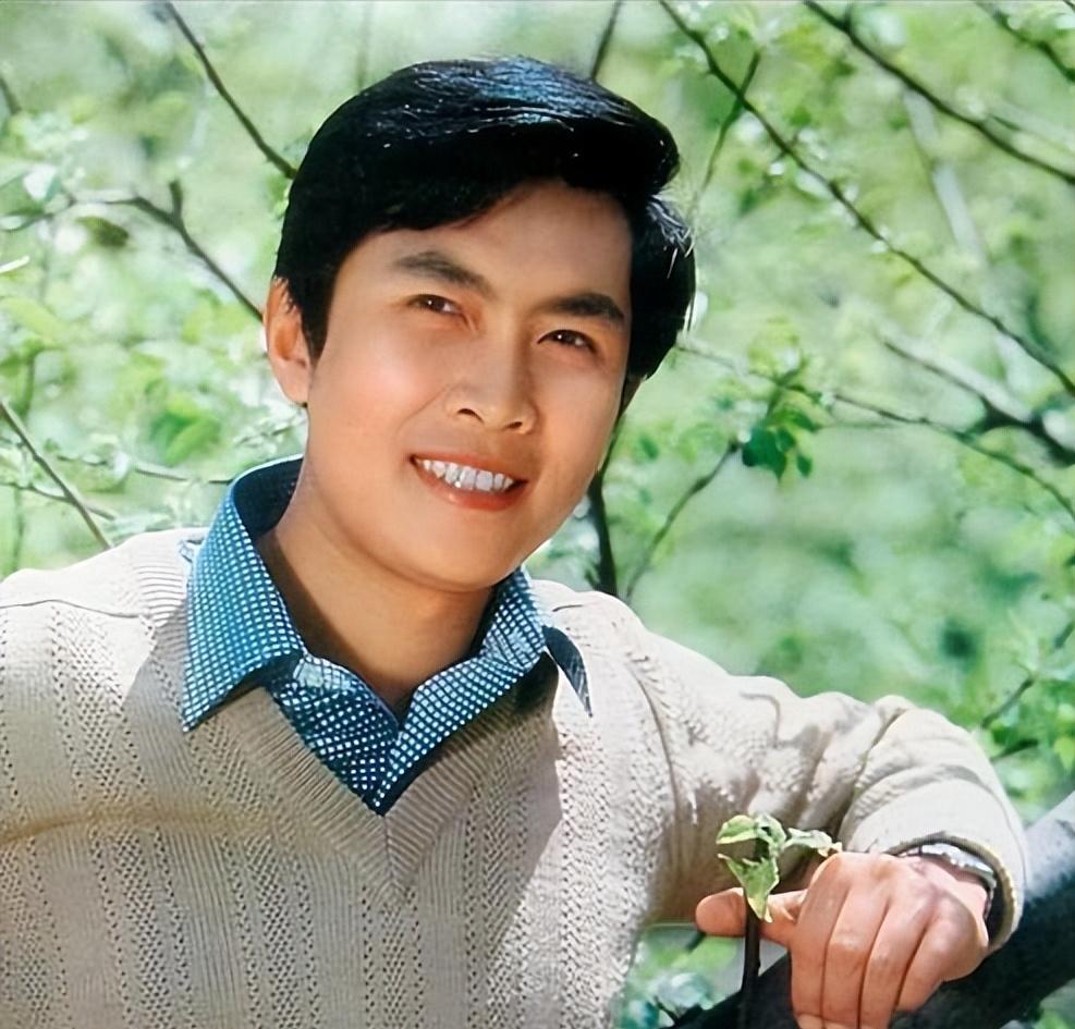 主席形象后继有人，侯京健已接班唐国强，和古月比你更喜欢哪一个