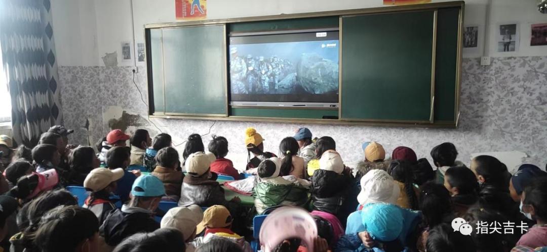 吉卡寄校组织学生观看地震纪念影片《惊天动地》