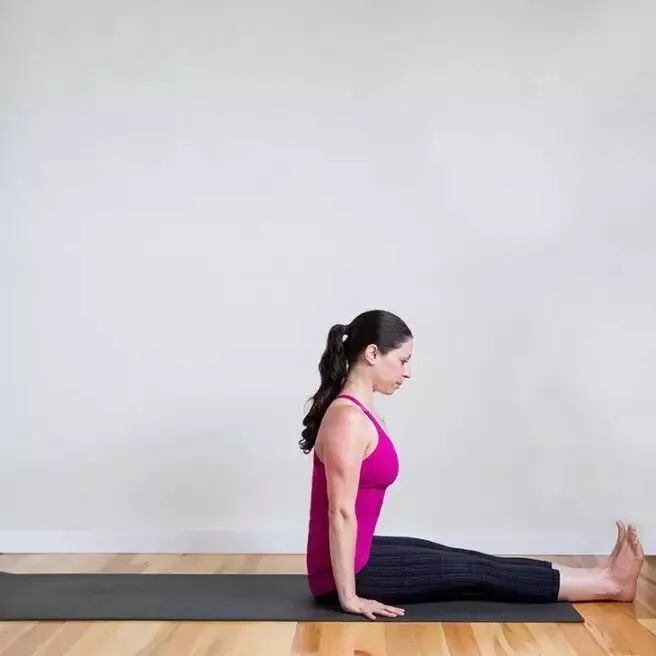 瑜伽里如何正确的弓背,瑜伽解决脊柱侧弯体式