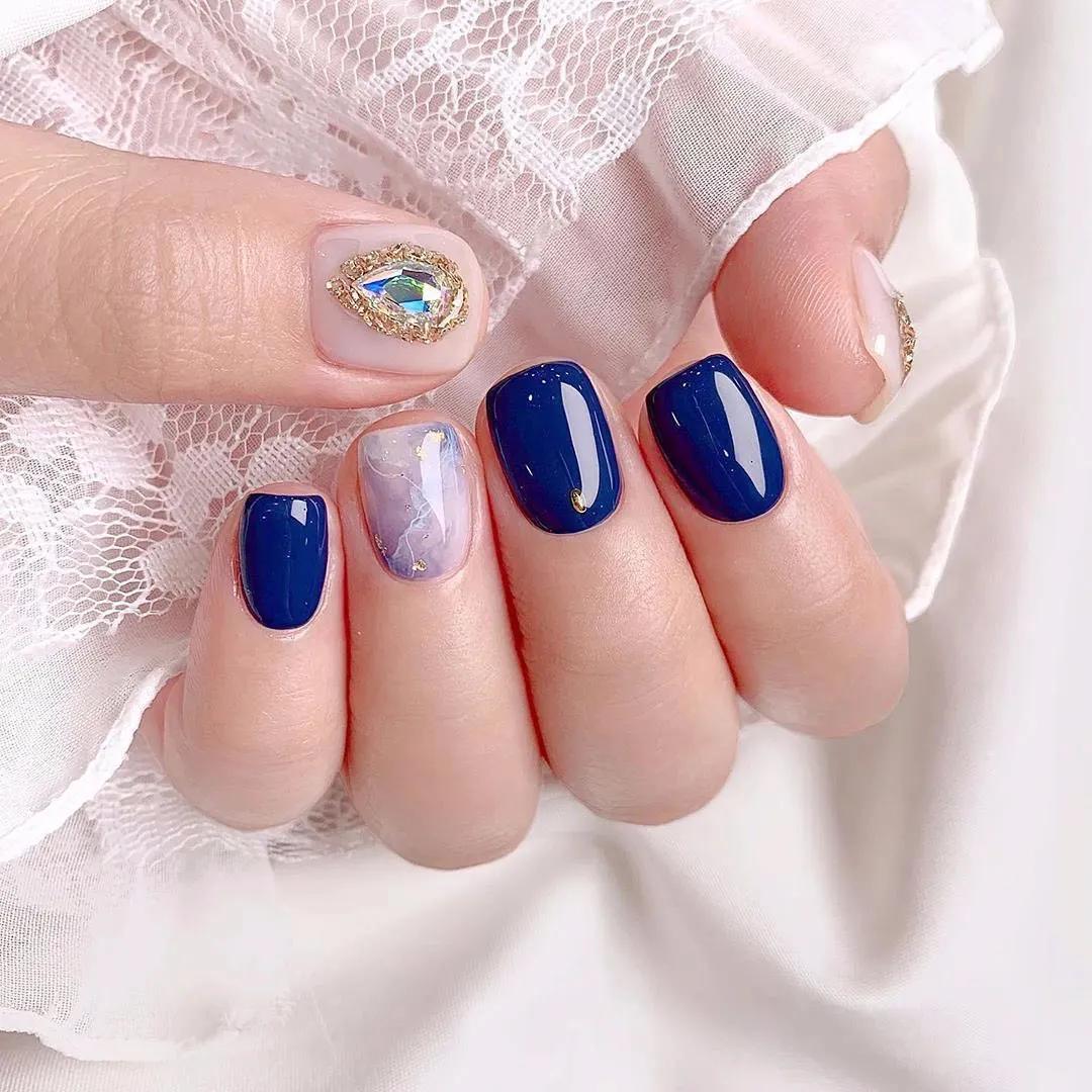 豆沙色美甲显手白吗,雾霾蓝跳色美甲图片显手白