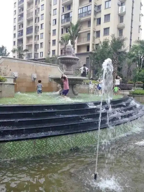 提醒孩子不要踩井盖,一定要告诉孩子井盖不能踩