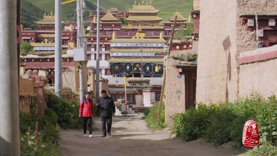 理塘山上的天空之城字样,川西天空之城理塘