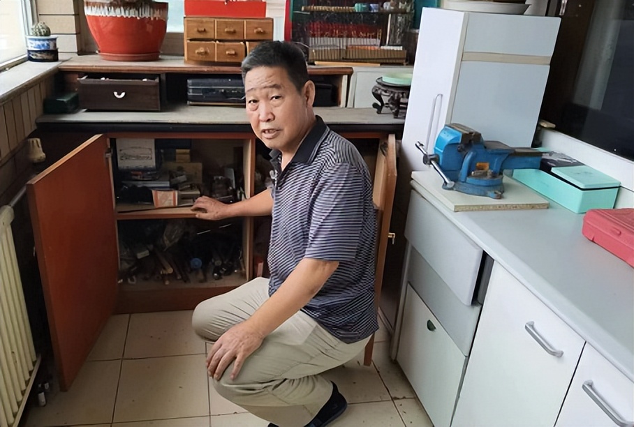 天有一双手——记军休干部吴建德义务为民服务11年