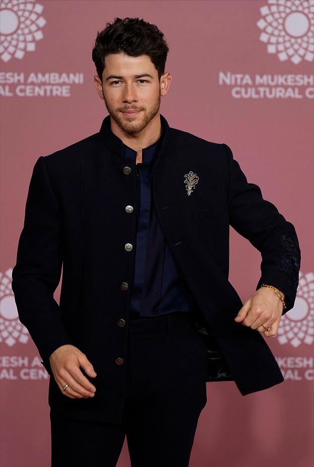 印度明星走红毯高定礼服,印度国宝级巨星穿传统纱丽亮相