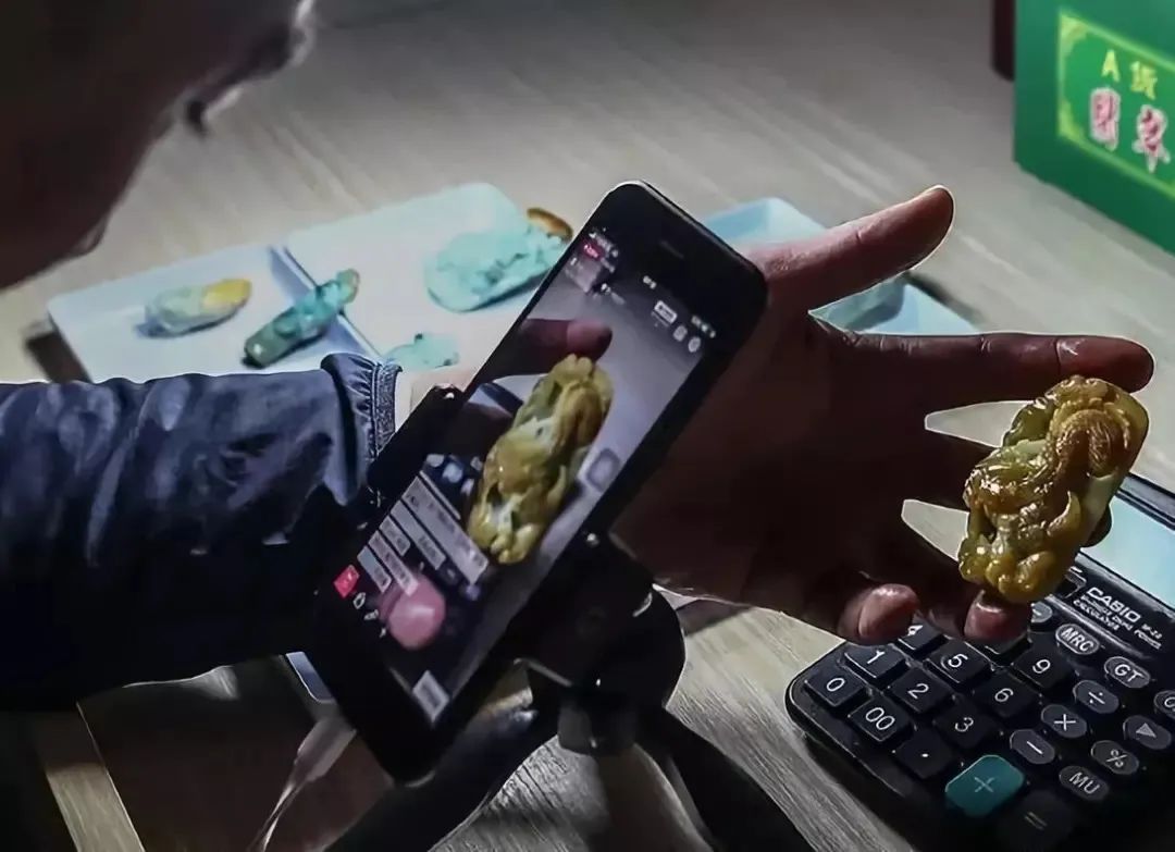 翡翠的水到底是个什么东西,翡翠的水说的是清透度吗