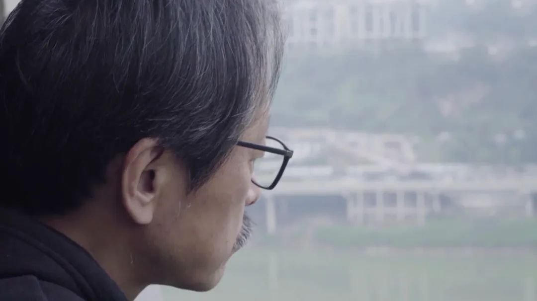 60岁老人直播还债1.2亿，曾是重庆富豪，雇5个保姆一条毛巾2000块