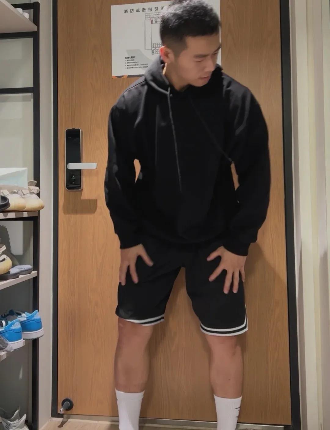 白袜腹肌体育生帅哥---------体育生小哥哥